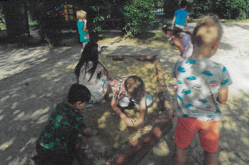 Farbenfroh Sommerparty bei den Bienenkindern