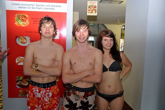 Mega-Poolparty im Badehaus