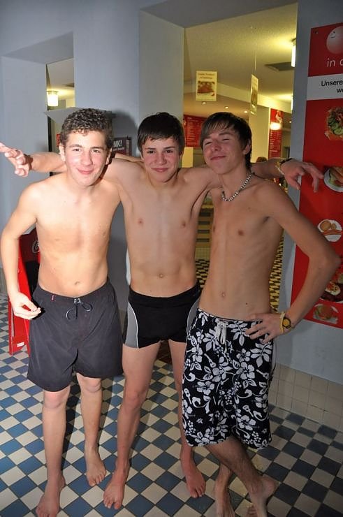 Mega-Poolparty im Badehaus