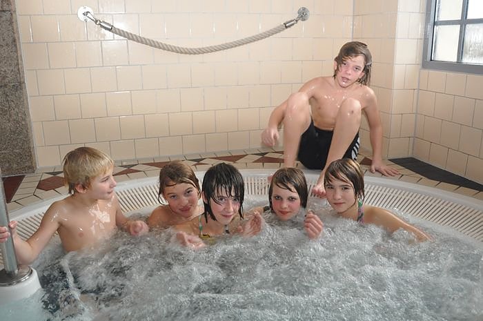 Mega-Poolparty im Badehaus