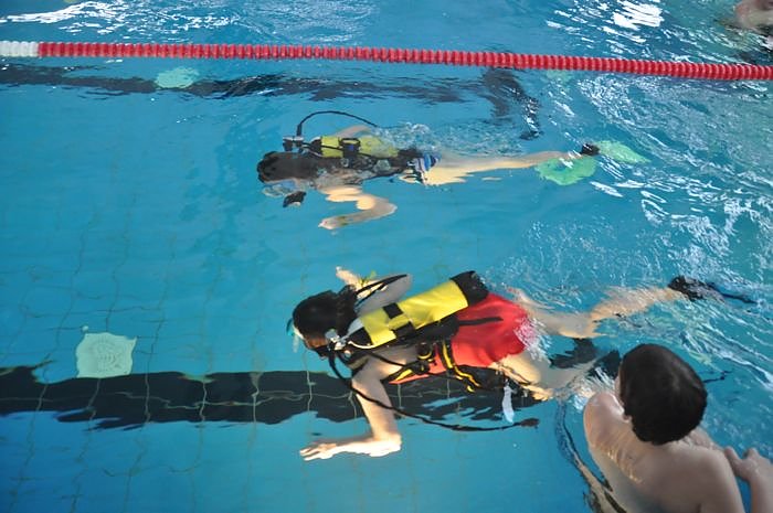 Mega-Poolparty im Badehaus
