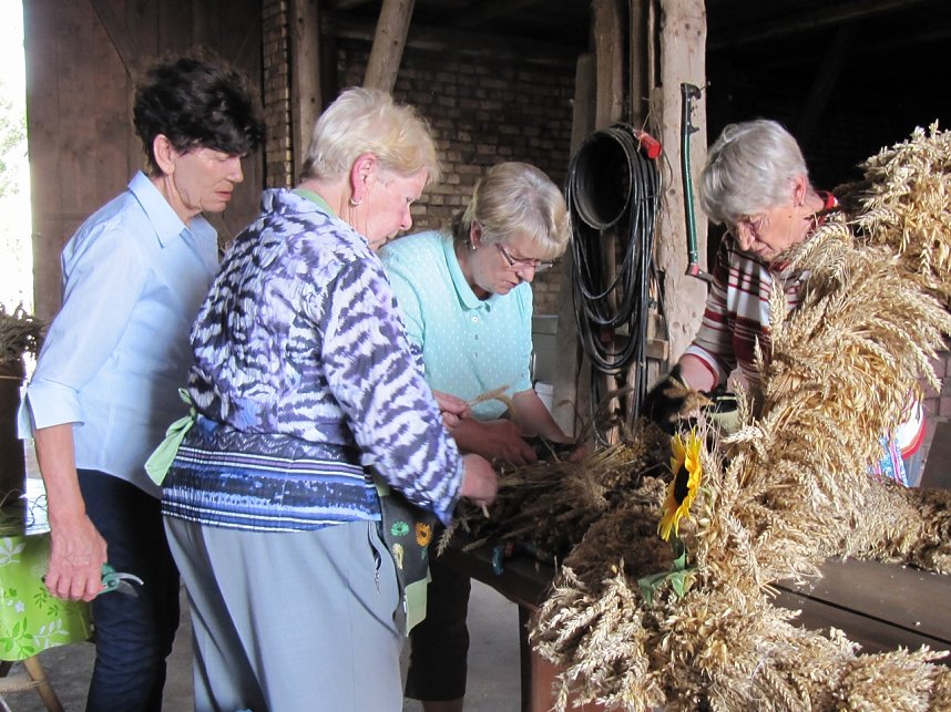 Binden der Erntekrone