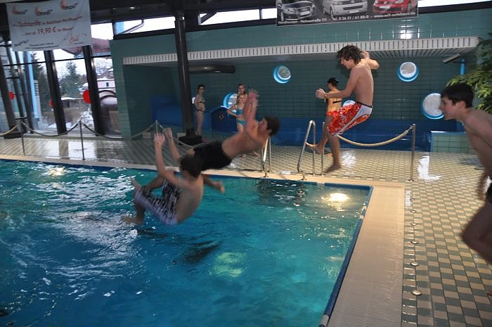 Mega-Poolparty im Badehaus