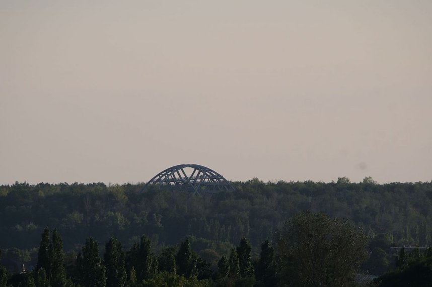 Peter Blei unterwegs am Roten Turm von Pouch