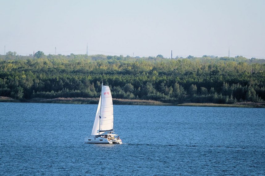 Peter Blei unterwegs am Roten Turm von Pouch