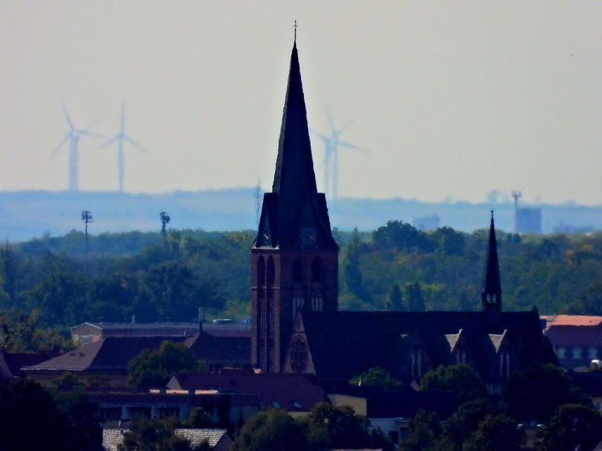 Peter Blei unterwegs am Roten Turm von Pouch