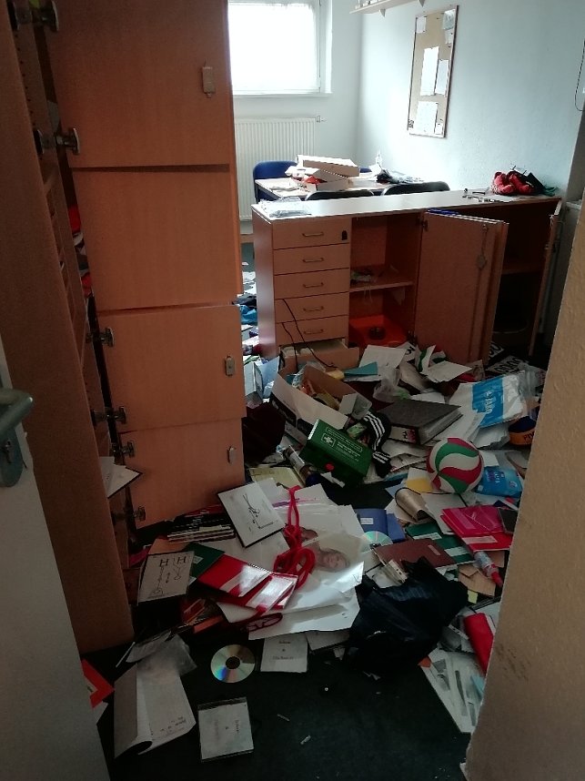 Fotos:  Sch&auml;den nach Einbruch in Sporthalle am Salzagraben