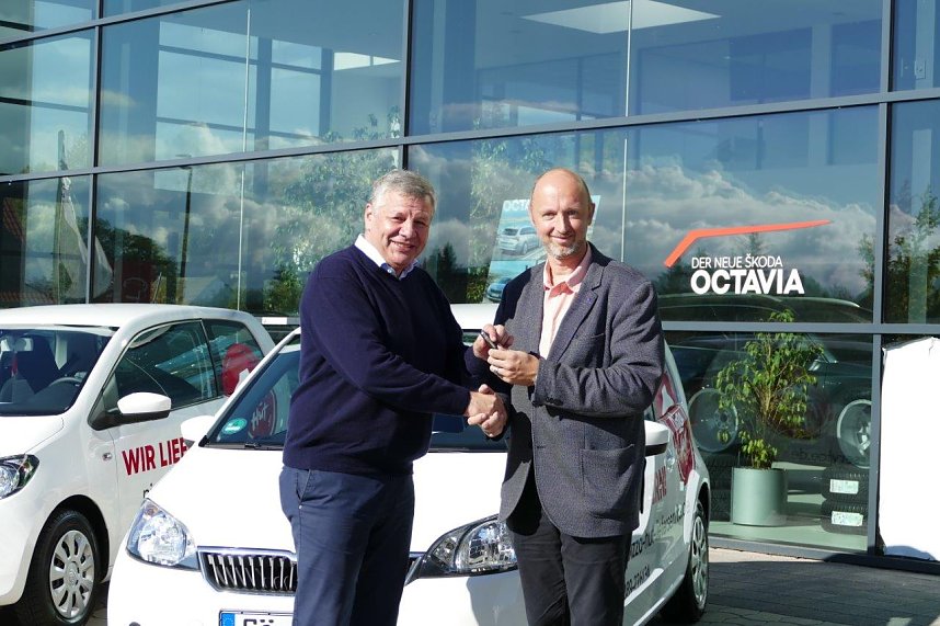 BU: Heute noch vor der Skoda-Autowelt � bald schon in Deutschlands S&uuml;den: Zw&ouml;lf Skoda Citigo sind demn&auml;chst als Lieferfahrzeuge f&uuml;r Pizza-Hut in Bayern, Hessen und Sachsen unterwegs.