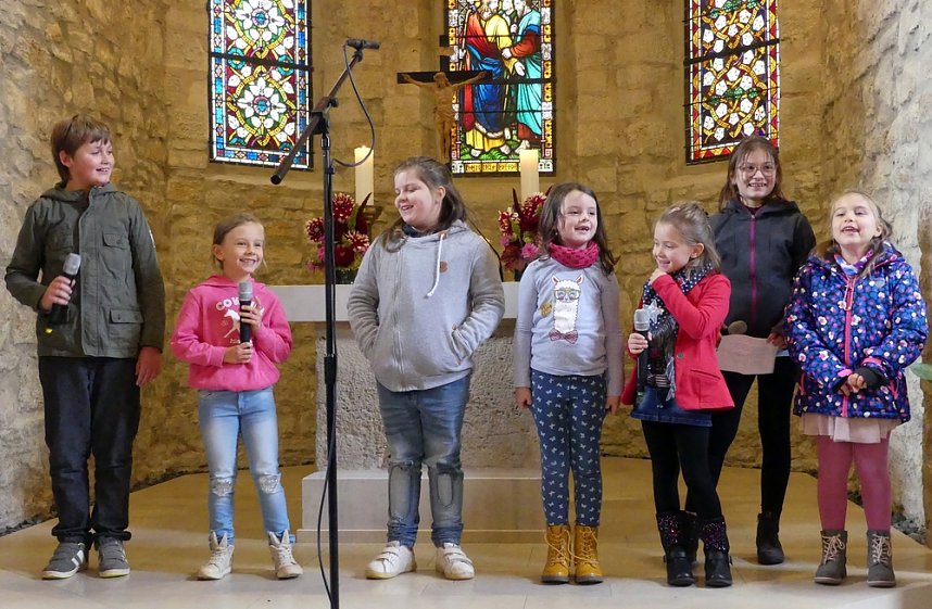 die Kinder der Kinderstunde erz&auml;hlen von ihren Erlebnissen mit Pfarrer Werner Heizmann