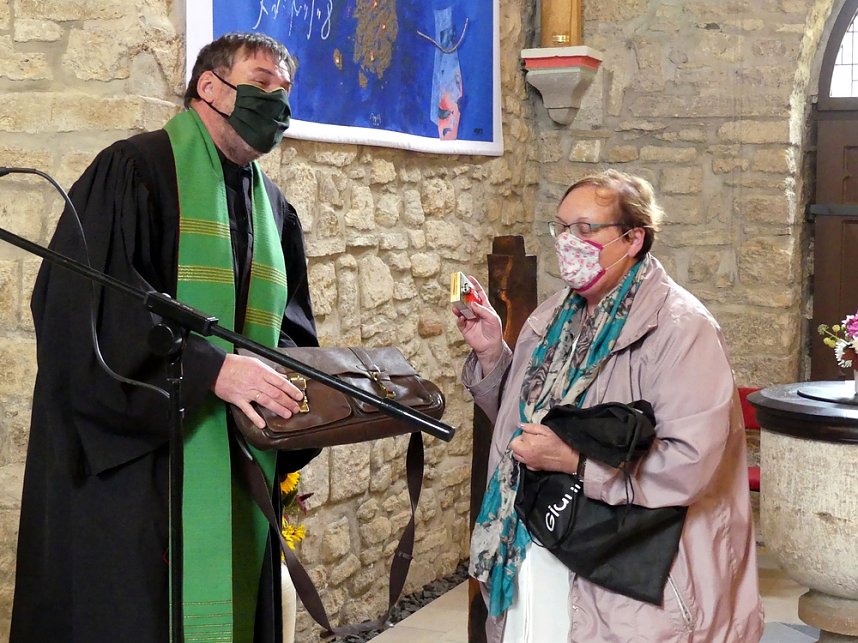 Roswitha B&ouml;ck steckt eher widerwillig eine Packung Zigaretten in die neue Tasche