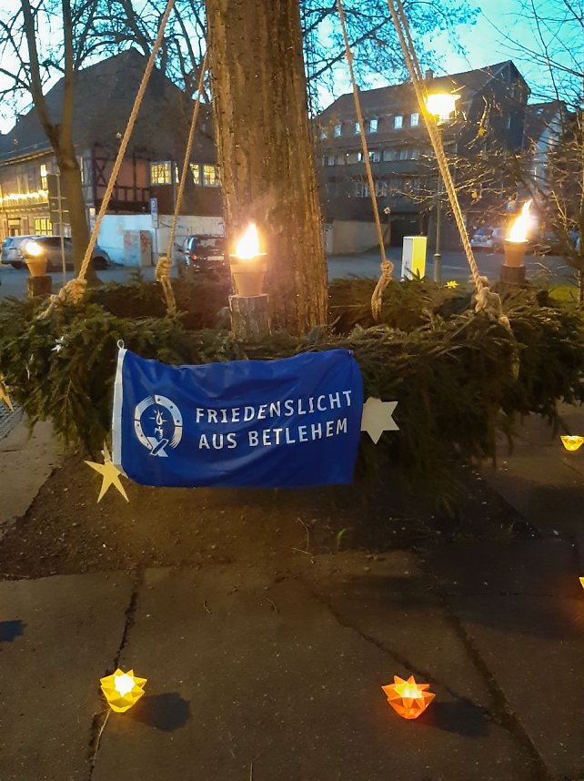 Friedenslicht auf dem Blasii-Kirchplatz