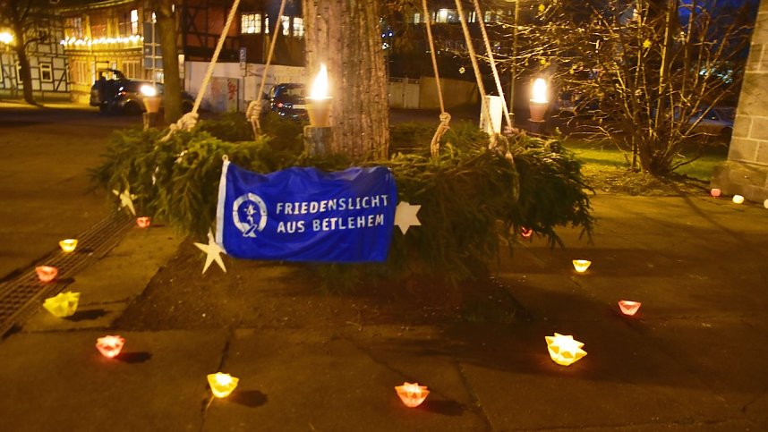 Friedenslicht auf dem Blasii-Kirchplatz