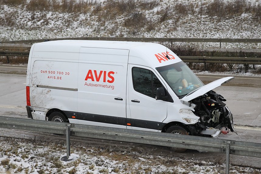 Transporter in der Mittelleitplanke