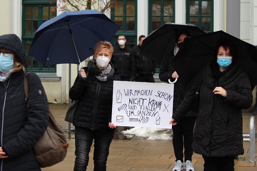 Proteste der Fris&ouml;rinnung vor dem Nordh&auml;user Bahnhof