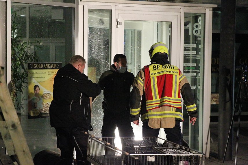 Feuerwehren im Einsatz an der Atrium-Passage