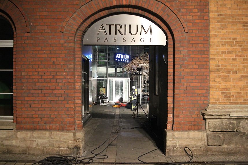 Feuerwehren im Einsatz an der Atrium-Passage