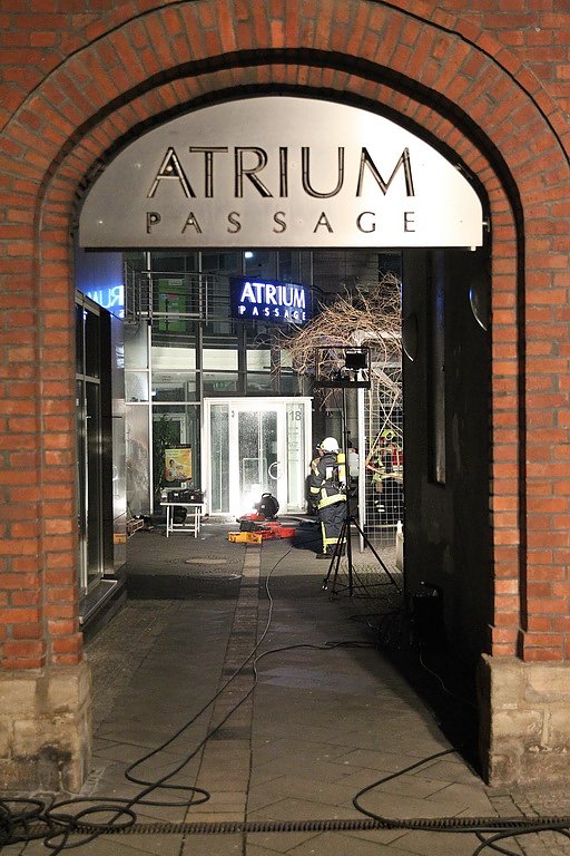 Feuerwehren im Einsatz an der Atrium-Passage