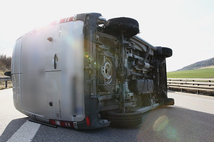 Reifenplatzer f&uuml;hrt zu Unfall