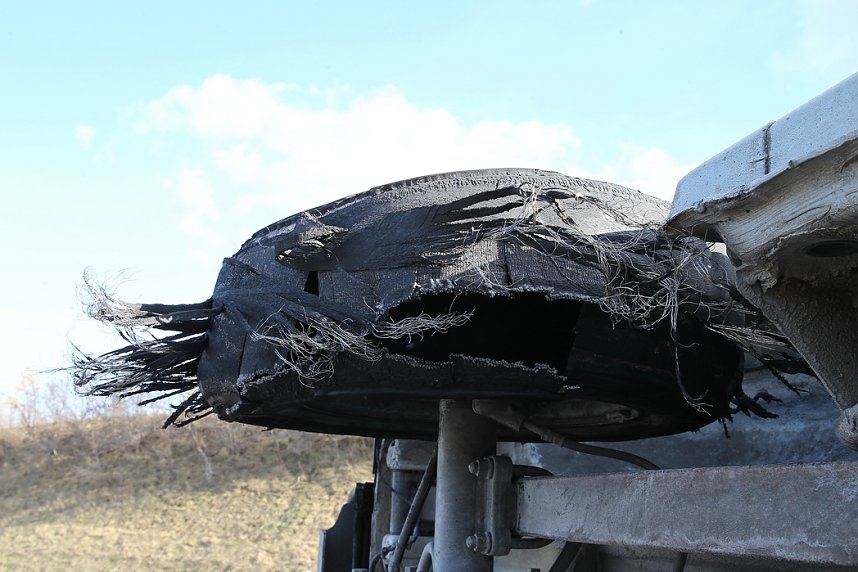 Reifenplatzer f&uuml;hrt zu Unfall