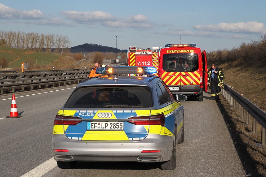 Reifenplatzer f&uuml;hrt zu Unfall