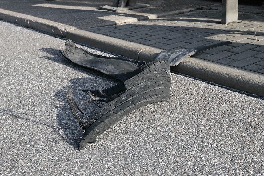 Reifenplatzer f&uuml;hrt zu Unfall