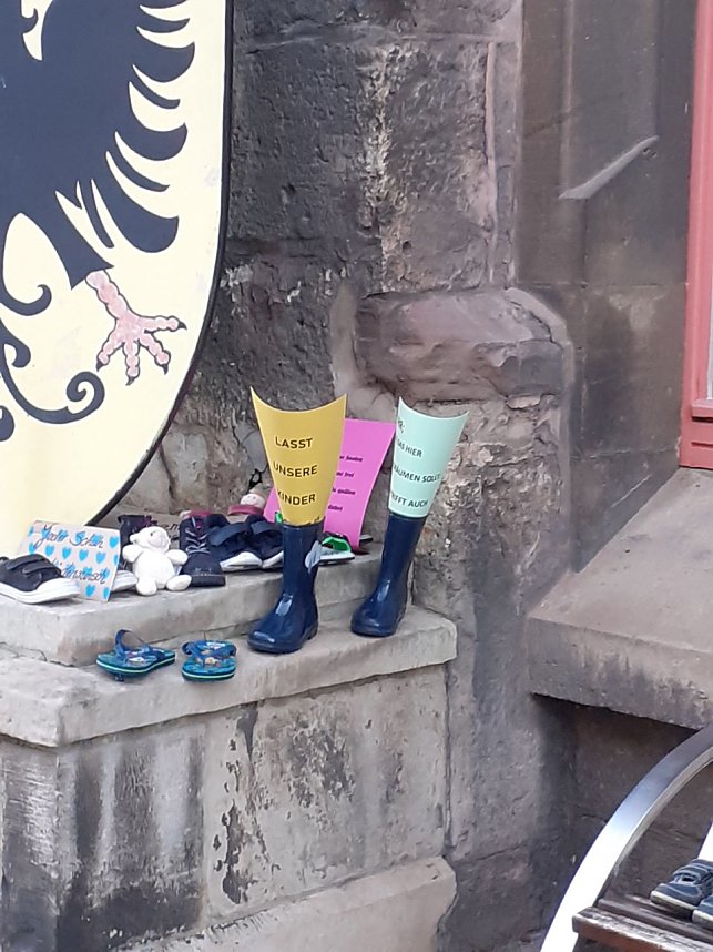 Protestaktion vorm Nordh&auml;user Rathaus