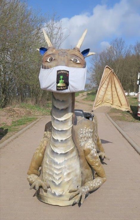 Osterhase "fliegt" auf dem Drachen durchs Dorf