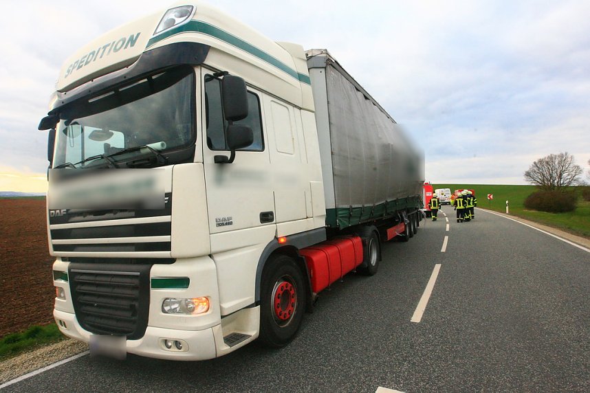 Unfallflucht und verlorene Ladung auf der B4