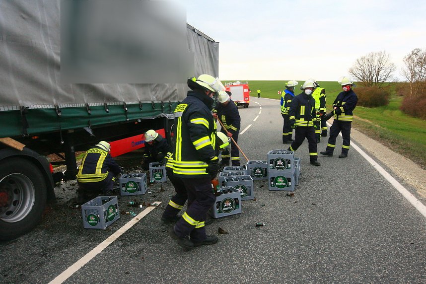 Unfallflucht und verlorene Ladung auf der B4