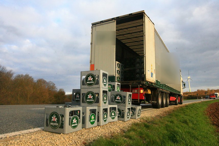 Unfallflucht und verlorene Ladung auf der B4