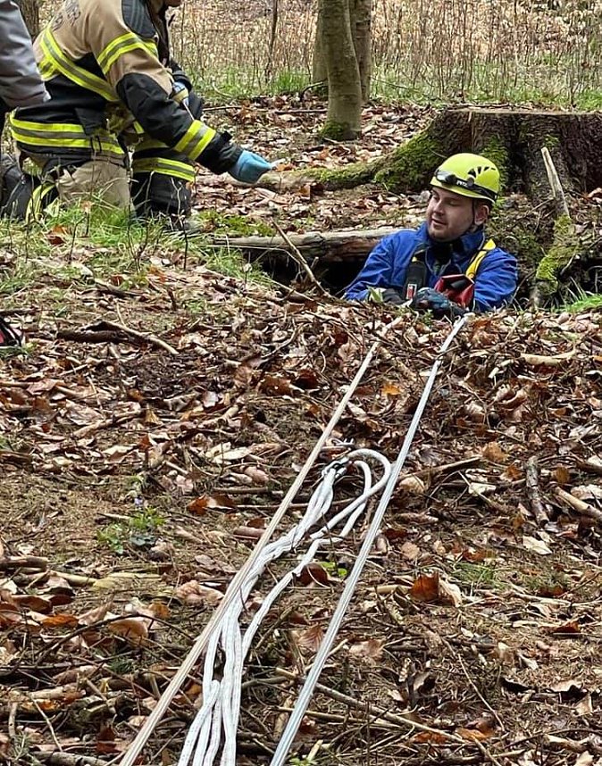 Die Retter der Bergwacht Ellrich konnten Cleo schlie&szlig;lich aus dem Erdfall befreien