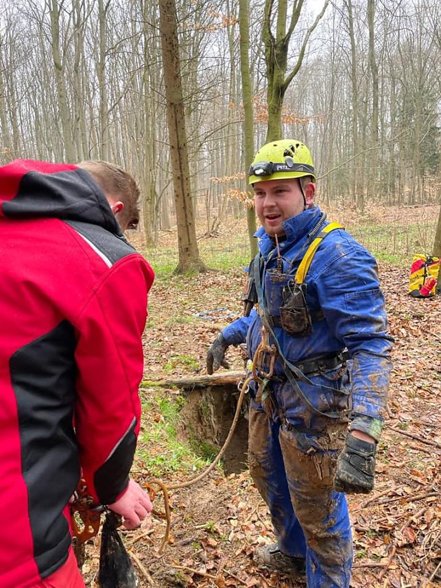 Die Retter der Bergwacht Ellrich konnten Cleo schlie&szlig;lich aus dem Erdfall befreien