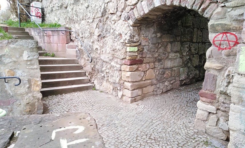 Bilder von der Stadtmauer: Zerst&ouml;rung, Beschmierung. Durch die gesamte Stadt ziehen sich beschmierte &ouml;ffentliche Anlagen.