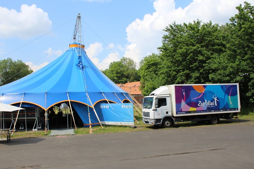 Zappelini-Zelt in der Parkallee neben der Rothleimm&uuml;hle