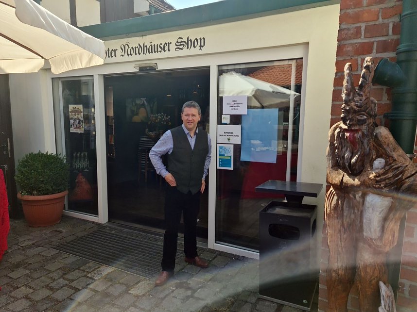 Hof- und Genussmarkt in der Traditionsbrennerei: Brennereileiter Thomas M&uuml;ller