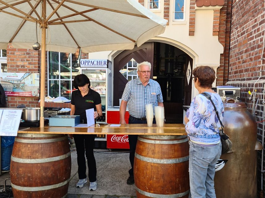 Hof- und Genussmarkt in der Traditionsbrennerei: Das Team der Wolfsm&uuml;hle Rodishain sorgt f&uuml;r die Bewirtung