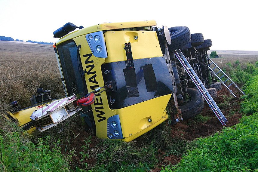 Umgest&uuml;rzte Kran bei Uthleben
