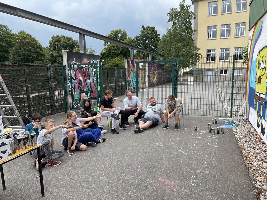 Ferienangebot mit Spraydose - an der Petersbergschule befasste man sich in der zweiten Ferienwoche mit einem Grafitti-Workshop