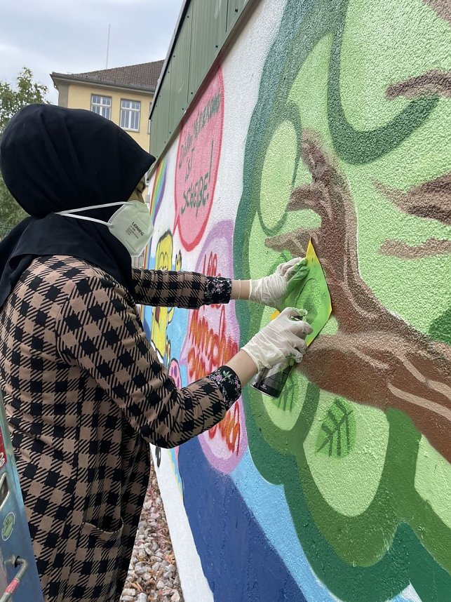 Ferienangebot mit Spraydose - an der Petersbergschule befasste man sich in der zweiten Ferienwoche mit einem Grafitti-Workshop
