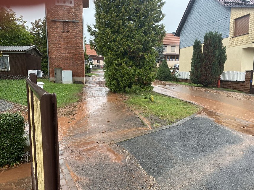 Links das rote Backstein-Trafoh&auml;uschen. Es blieb gl&uuml;cklicherweise vom Schlamm verschont.