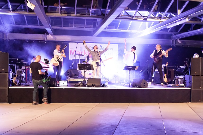 FRANZ KARAFKA und G&auml;ste auf dem Parkdeck der Marktpassage