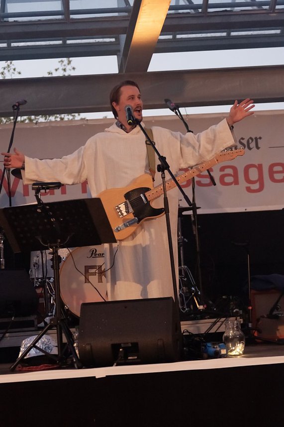 FRANZ KARAFKA und G&auml;ste auf dem Parkdeck der Marktpassage