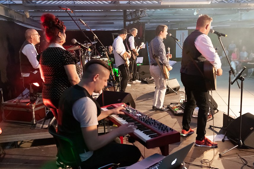 FRANZ KARAFKA und G&auml;ste auf dem Parkdeck der Marktpassage