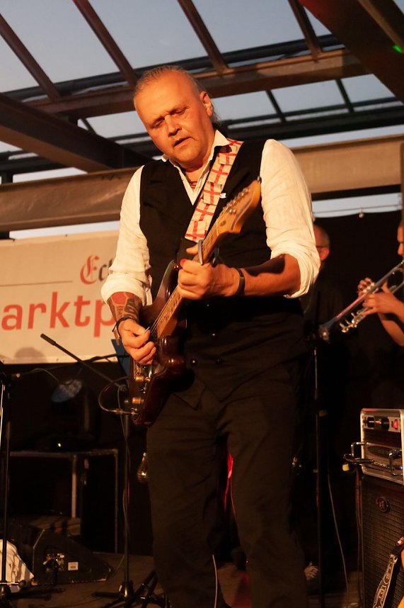 FRANZ KARAFKA und G&auml;ste auf dem Parkdeck der Marktpassage