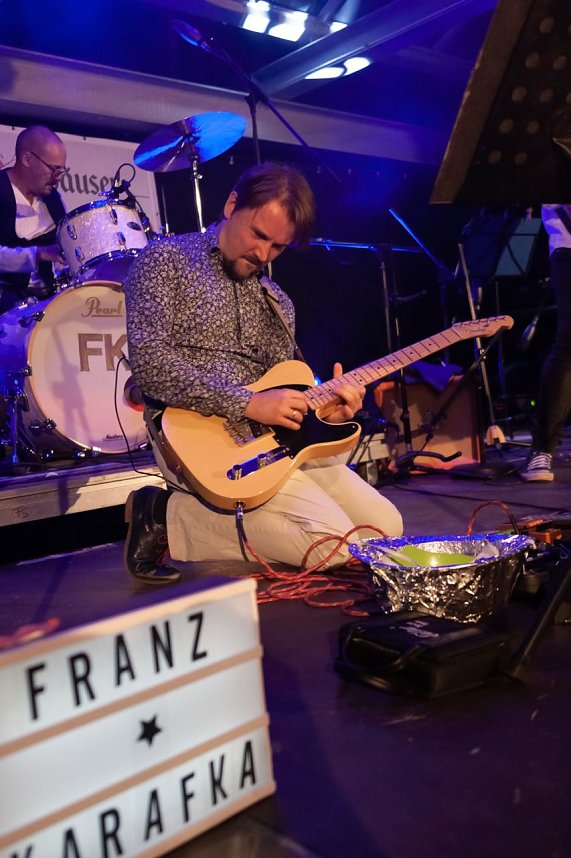 FRANZ KARAFKA und G&auml;ste auf dem Parkdeck der Marktpassage