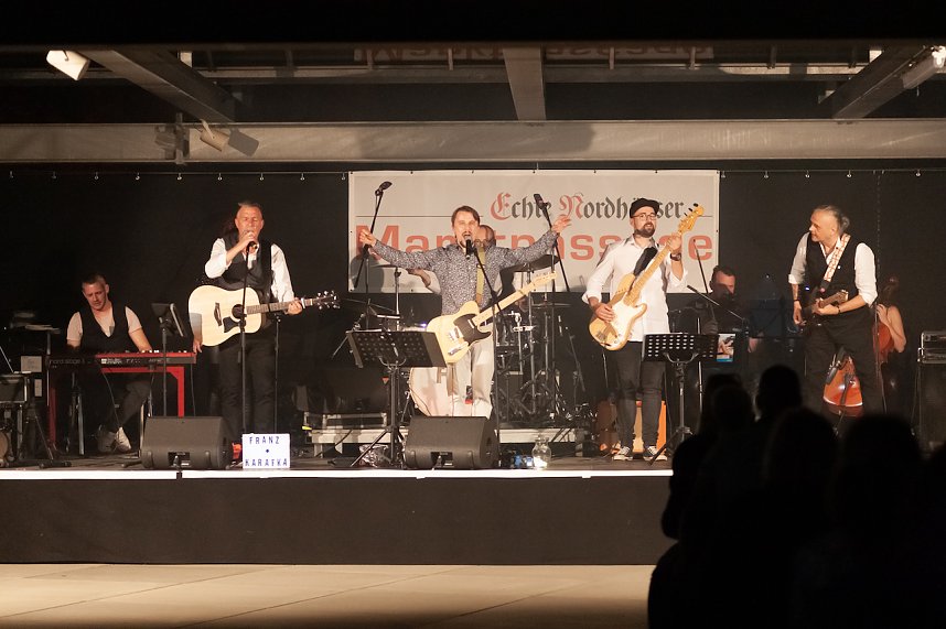 FRANZ KARAFKA und G&auml;ste auf dem Parkdeck der Marktpassage