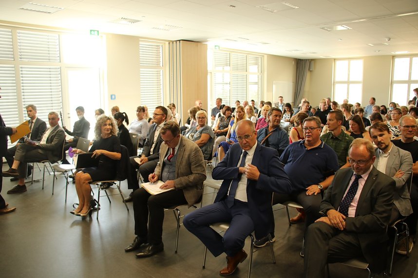Es ist geschafft: das Oberstufengeb&auml;ude des Humboldt-Gymnasiums wurde heute Nachmittag offiziell seiner Bestimmung &uuml;bergeben