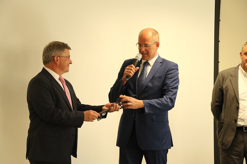 Es ist geschafft: das Oberstufengeb&auml;ude des Humboldt-Gymnasiums wurde heute Nachmittag offiziell seiner Bestimmung &uuml;bergeben