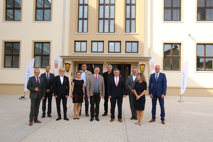 Es ist geschafft: das Oberstufengeb&auml;ude des Humboldt-Gymnasiums wurde heute Nachmittag offiziell seiner Bestimmung &uuml;bergeben