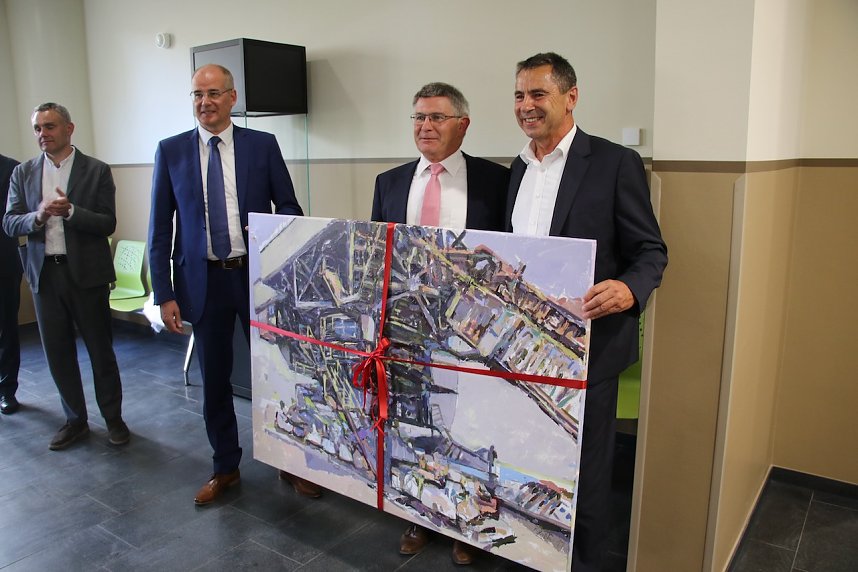 Es ist geschafft: das Oberstufengeb&auml;ude des Humboldt-Gymnasiums wurde heute Nachmittag offiziell seiner Bestimmung &uuml;bergeben